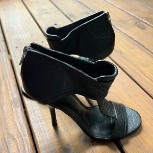 Tory Burch Black Textured Leather Peep Toe Ankle T-Strap Heels Size 8.5 like new